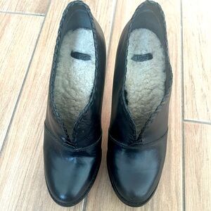 UGG Leather Jamison Black Platform Ankle Bootie Heels Sheepskin Lined Size 8.5
